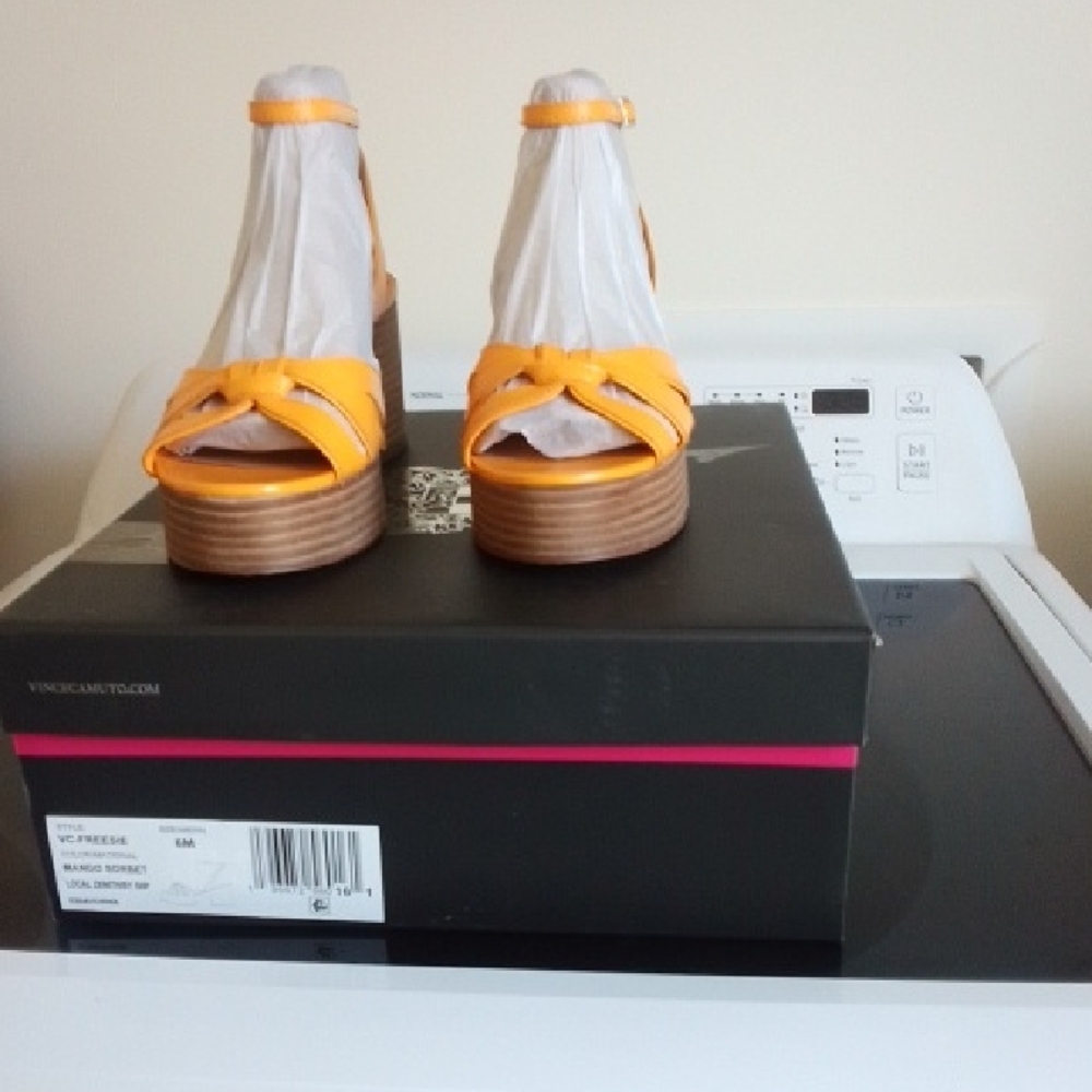 NWT NIB Vince Camuto Women's Freesie Platform Sandals